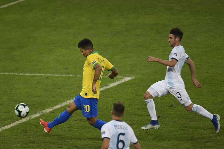 Roberto Firmino mencetak gol kedua untuk timnas Brasil pada laga kontra Argentina di semifinal Copa America 2019, 3 Juli 2019.