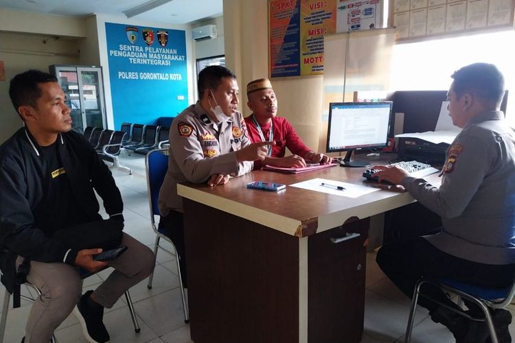 Staf Kepolisian Resor Kota Gorontalo Kota saat menerima laporan korban dugaan penipuan dan penggelapan yang dilakukan oleh oknum pejabat di salah satu kampus ternama di Provinsi Gorontalo.