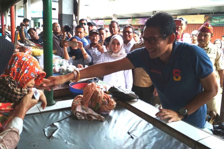 Sandiaga Uno, cawapres nomor urut 02, bersalaman dengan warga di Pasar Rejowinangun Kota Magelang, Sabtu (17/11/2018).