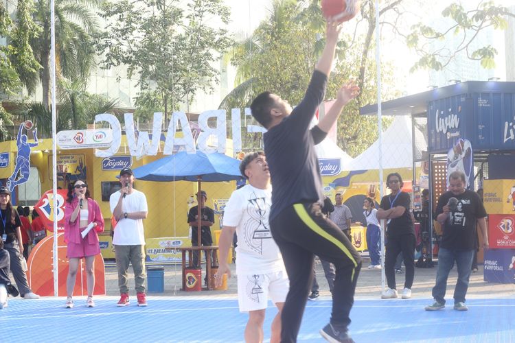 Pengunjung bermain 1 on 1 dengan Augie Fantinus di Fan Zone FIBA World Cup 2023 di Senayan Park, Jakarta, Kamis (24/8/2023). 