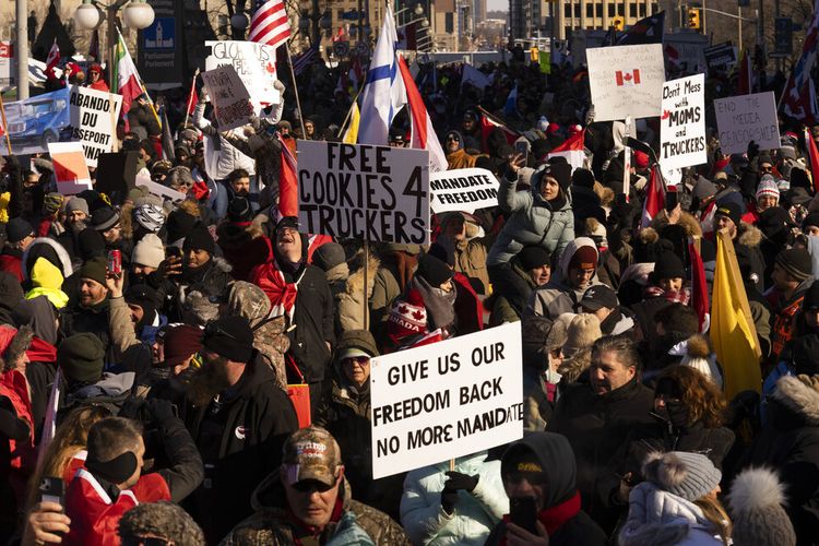 Para pengunjuk rasa yang berpartisipasi dalam konvoi truk lintas negara memprotes tindakan yang diambil oleh pihak berwenang untuk mengekang penyebaran COVID-19 dan mandat vaksin berkumpul di dekat Parliament Hill di Ottawa pada Sabtu, 29 Januari 2022.