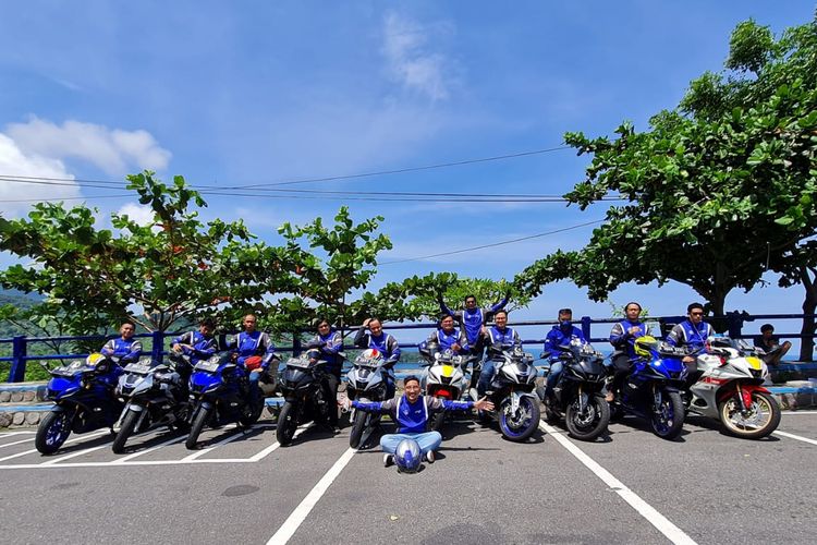 Rombongan bLU cRU Fun Riding ?Road to Mandalika? touring ke Lombok Utara.