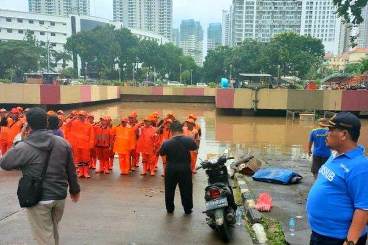 Sejumlah petugas dari Satuan Pelaksana Suku Dinas Perhubungan dan Tranportasi Kemayoran, disiagakan di sekitar underpass Ghandi Kemayoran, Jakarta Pusat, Sabtu (25/1/2020). 