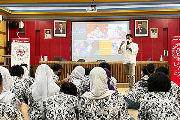 Penyuluhan kesehatan mata oleh Optik Melawai di SMAN 21 Jakarta dalam rangka memperingati World Sight Day 2022. 

