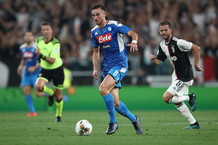  Gelandang Napoli asal Spanyo,l Fabian Ruiz  berlari dengan bola selama pertandingan sepak bola Serie A Italia Juventus vs Napoli pada 31 Agustus 2019 di stadion Juventus di Turin.