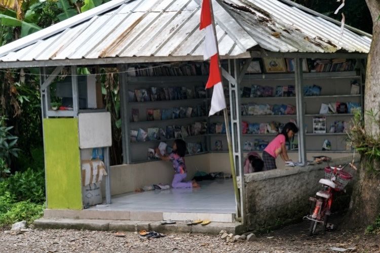 Lewat Perpustakaan Pos Kamling, Tardiarto dan Komunitas Lentera Selawe Rawat Asa Literasi di Bantaran Sungai Cimanuk Indramayu 