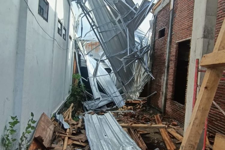 26 Rumah Rusak Dihantam Angin Puting Beliung di Dompu