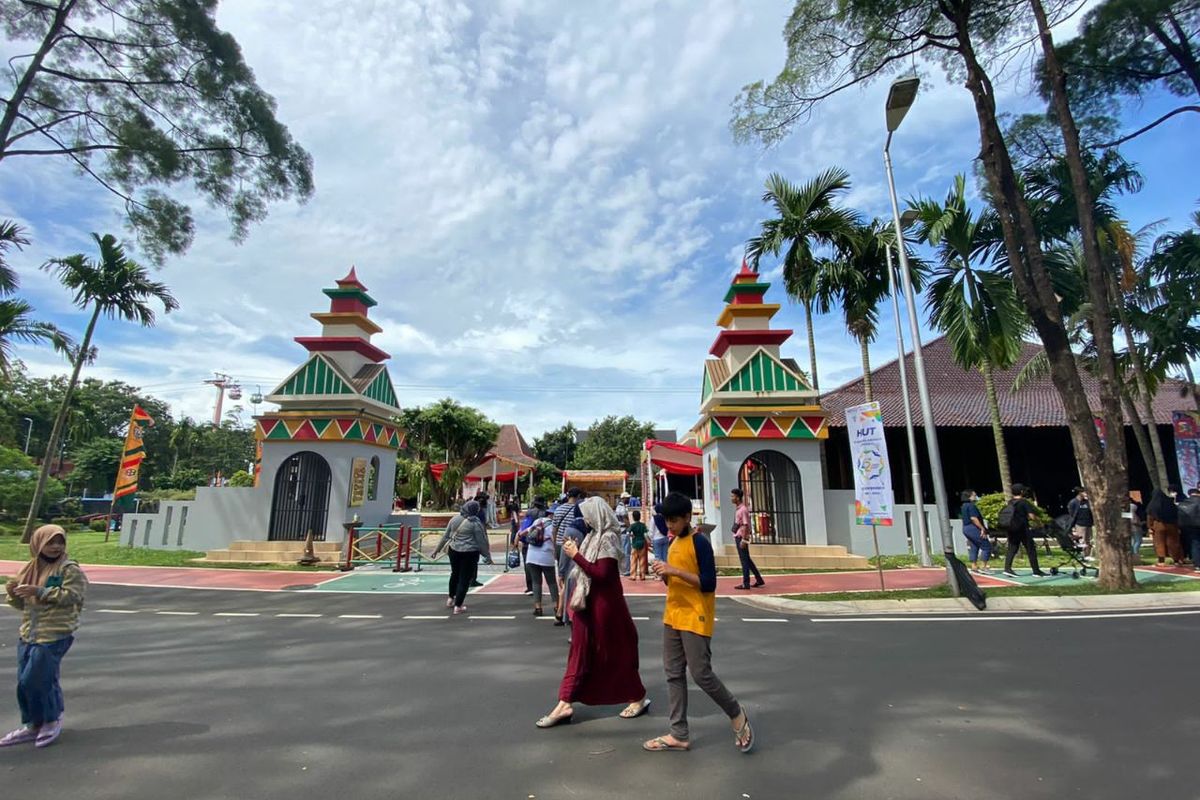 Suasana TMII saat hari pertama pembukaan uji coba terbatas, Minggu (20/11/2022).