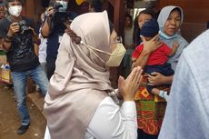 Ikut Mencoblos, Azizah Datang ke TPS Didampingi Suami dan Anak