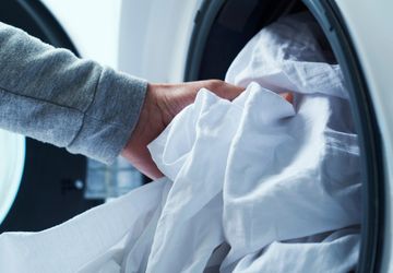 6 Cara Mencuci Seprai agar Tetap Bersih dan Tahan Lama
