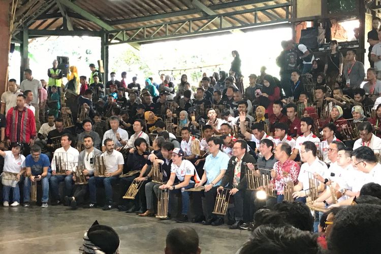 Marquez Bermain Angklung di Saung Angklung Udjo