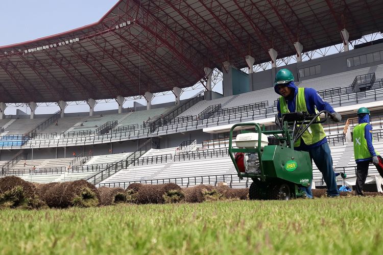 Pekerja melakukan pengupasan rumput di Stadion Gelora Bung Tomo, Surabaya, Jawa Timur, Jumat (7/8/2020).