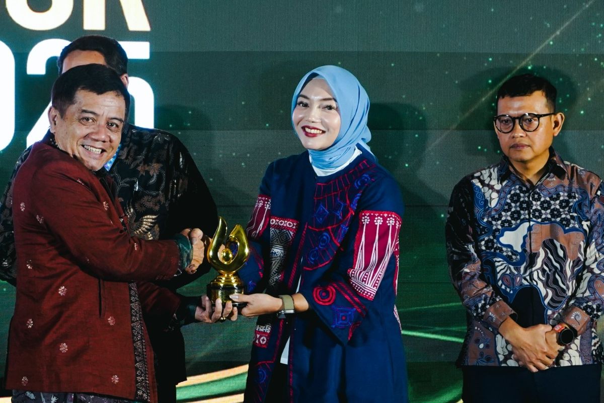 Corporate Secretary Waskita Karya Ermy Puspa Yunita meneriman dua penghargaan pada ajang TJSL dan CSR Awards 2025.