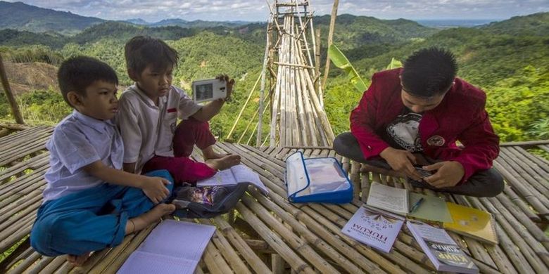 Hambatan 'belajar dari rumah' sudah banyak dibicarakan, tapi dampak kesulitan yang dialami para siswa di pedalaman atau dari keluarga miskin jarang dibahas publik, kata peneliti Smeru, Ulfah Alifia.