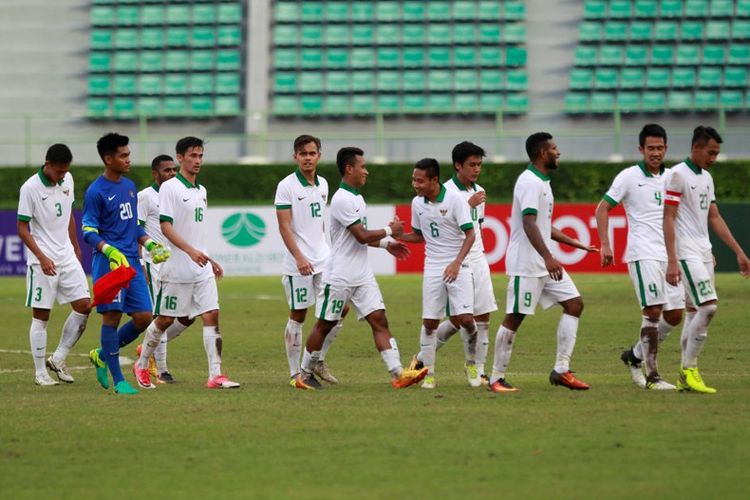 Ekspresi kegembiraan Osvaldo Haay (tengah) dan Evan Dimas seusai tim nasional U-22 Indonesia mengalahkan Mongolia pada 21 Juli 2017. 