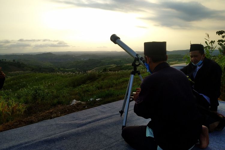 Tim perukyah mempersiapkan peralatan rukyah untuk melihat hilal penanda pergantian bulan dalam penanggalan komariyah di Bukit Banjarsari, Kabupaten Blitar, Selasa (11/5/2021) 