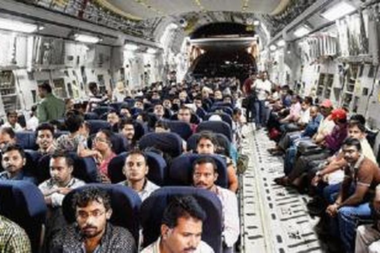  Warga India yang dievakuasi dari Yaman duduk di dalam pesawat Angkatan Udara India Boeing C-17 Globemaster menjelang mendarat di Bandar Udara Internasional Chhatrapati Shivaji, Mumbai, India, Kamis (2/4). India mengevakuasi warga mereka seiring konflik yang memanas di Yaman. 