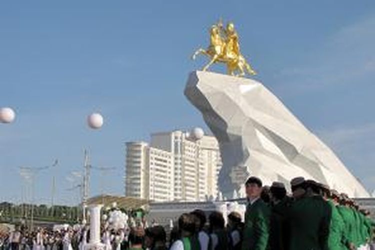 Warga Turkmenistan menghadiri peresmian patung emas yang menggambarkan Presiden Gurbanguly Berkhymukhamedov di ibu kota Ashgabat.