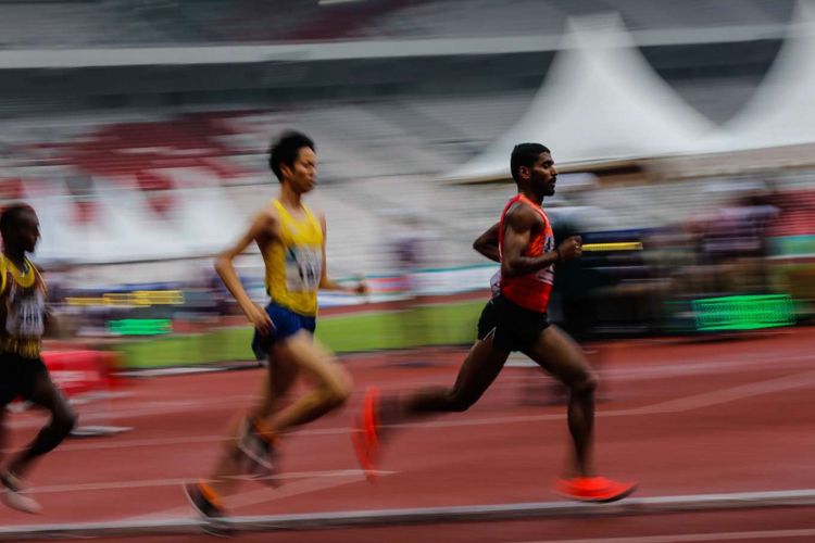 Atlet lari (dari kanan ke kiri) Govinda Lakshmanan, Ichikawa Takanori, R.M.S. Pushpakrumara pada final lari 5000 meter putra 18th Asian Games Invitation Tournament di Stadion Utama Gelora Bung Karno, Senayan, Jakarta, Selasa (13/1/2018). Atlet lari asal India, Govinda Lakshmanan berhasil meraih medali emas.