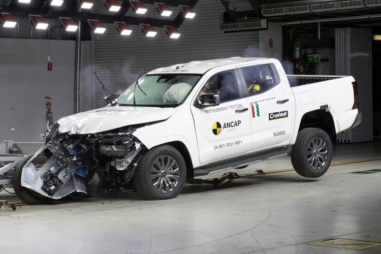 Mitsubishi Triton meraih bintang lima pada tes tabrak yang dilakukan oleh ANCAP