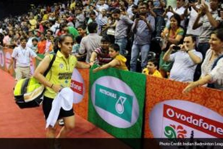 Tunggal putri India, Saina Nehwal, bersalaman dengan penonton usai pertandingan melawan PV Sindhu pada hari kedua Indian Badminton League (IBL) di New Delhi, India, Kamis (16/8/2013)