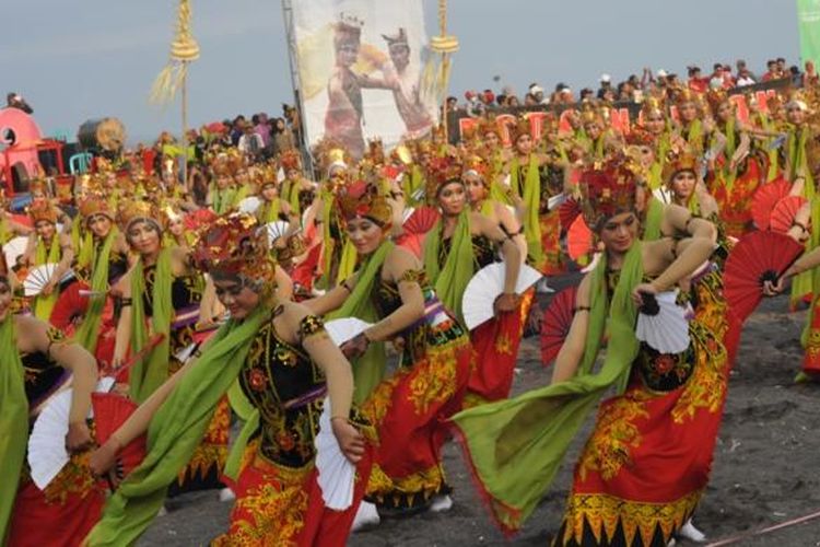 Festival Gandrung Sewu dengan tema Podo Nonton menampilkan fragmen tentang perjuangan masyarakat Banyuwangi melawan penjajah di Pantai Boom Banyuwangi, Jawa Timur, Jumat (27/9/2015).