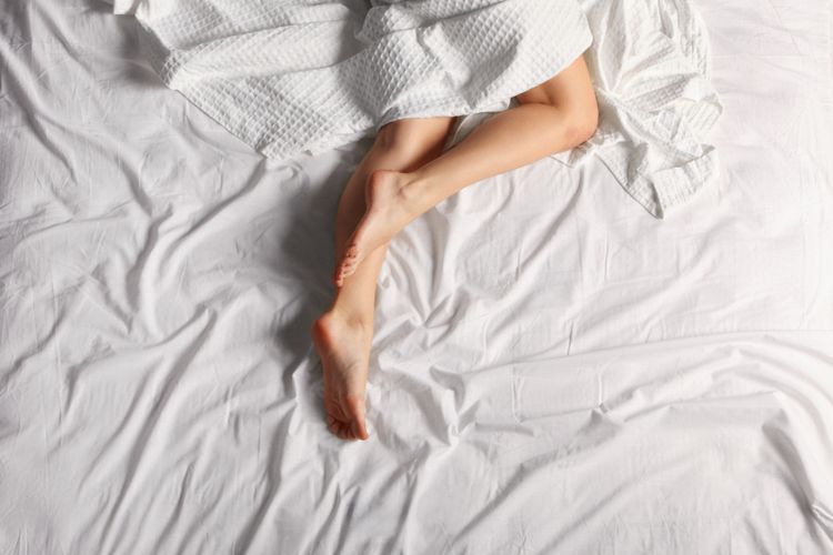 Ketika tidur, kaki terkadang kram. Kenali beberapa penyebabnya.