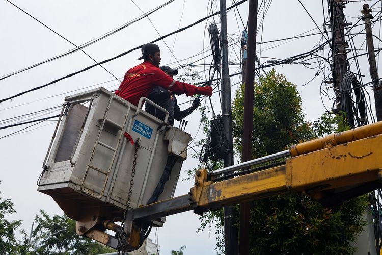 Pemkot Surabaya Bakal Potong Kabel Provider yang Dipasang Tanpa Izin
