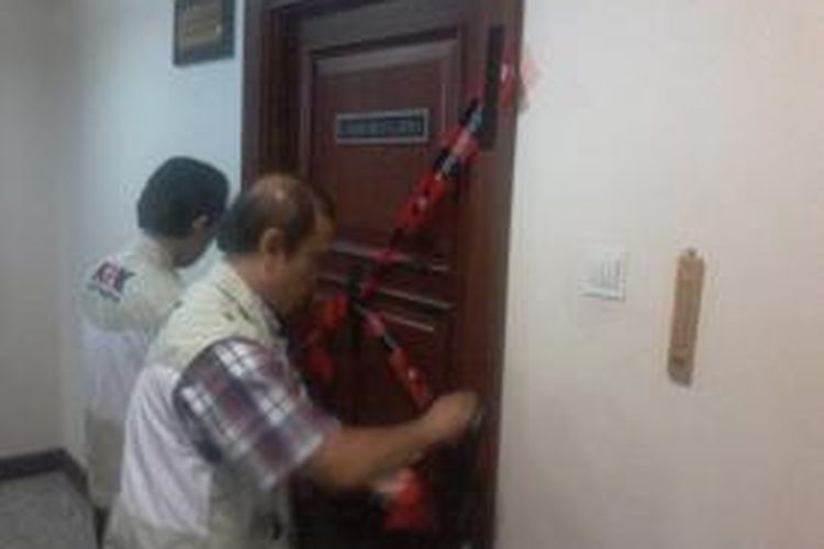 Penyidik Komisi Pemberantasan Korupsi, Kamis (3/10/2013), membuka pita merah penyegel ruang kerja Ketua Mahkamah Konstitusi Akil Mochtar.