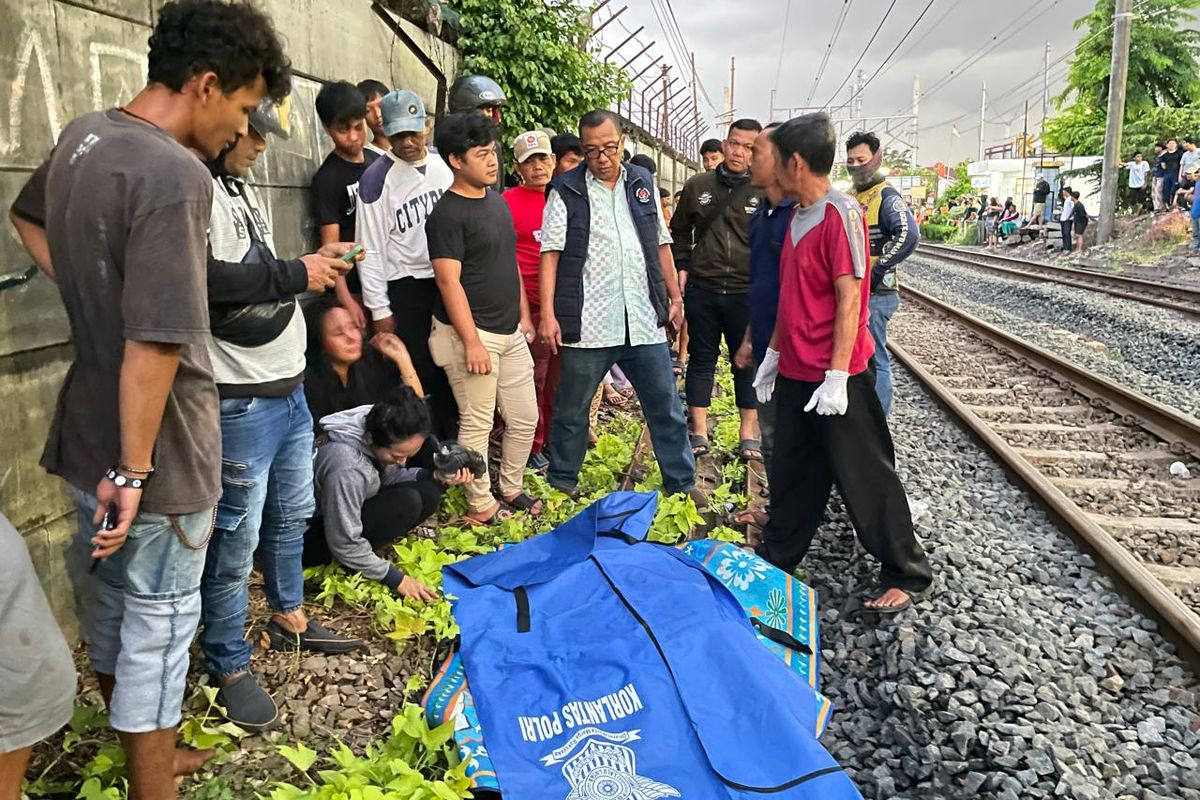 Seorang pria berinisial ADR (24) tewas tertabrak lokomotif barang yang sedang melintas di Stasiun Pondok Jati, Kelurahan Kayu Manis, Kecamatan Matraman, Jakarta Timur, Jumat (28/6/2024) sore.