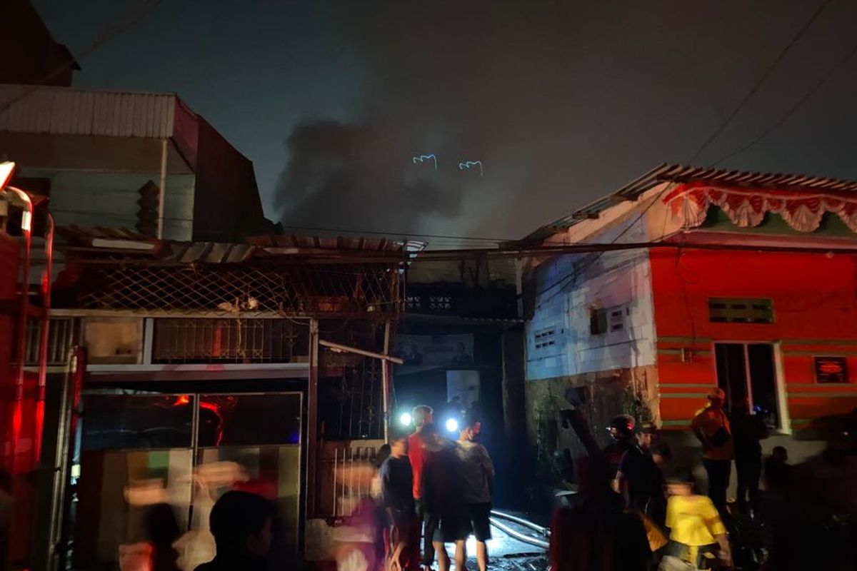 Kebakaran melanda permukiman di kawasan Tambora, Jakarta Barat, Kamis (7/9/2023). 