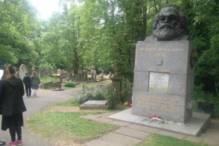 Monumen yang didirikan di atas pusara filsuf ternama, Karl Marx di pemakaman Highgate, London menjadi salah satu daerah tujuan wisata yang banyak dikunjungi turis.