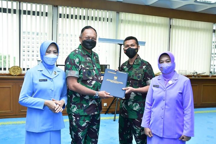 Kepala Staf Angkatan Udara (KSAU) Marsekal Fadjar Prasetyo menerima laporan kenaikan pangkat tujuh perwira tinggi (Pati) TNI AU di Gedung Raden Suryadi Suryadarma Markas Besar Angkatan Udara (Mabesau), Jakarta, Rabu (26/1/2022). 
