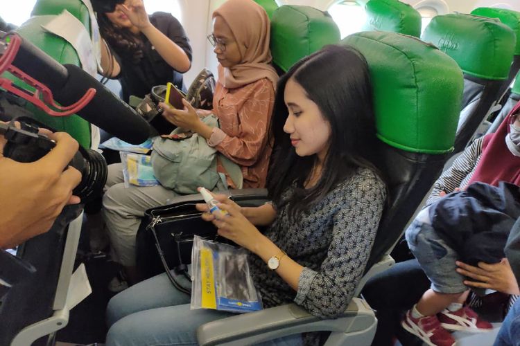 Penumpang Citilink memanfaatkan hand sanitizer di bandara Soekarno Hatta, Kamis (5/3/2020)