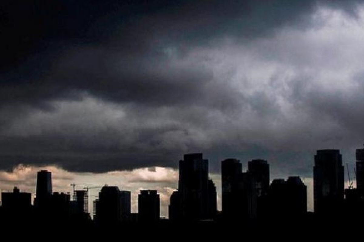 Awan cumulonimbus menggelayut di langit Jakarta, Minggu (4/12). Dalam sepekan ini hingga pertengahan minggu ini, sebagian wilayah Indonesia, termasuk Jakarta dan sekitarnya, berpotensi diguyur hujan lebat disertai angin kencang dan petir. Badan Meteorologi, Klimatologi, dan Geofisika meminta semua masyarakat waspada. 