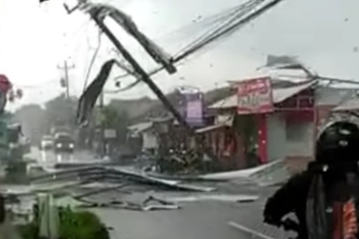 Tangkapan layar video dampak cuaca ekstrem di Yogyakarta. Sejumlah baliho, tiang listrik hingga pohon tumbang akibat hujan lebat disertai angin kencang yang melanda wilayah di Yogyakarta. BMKG jelaskan penyebab cuaca ekstrem di Yogyakarta karena awan cumulonimbus. 