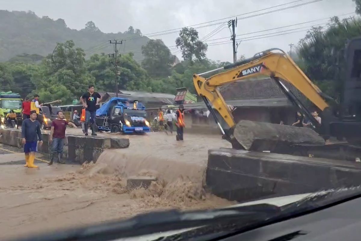 Jalinsum di Bandar Lampung Kembali Terendam Banjir, Median Jalan Dijebol untuk Atasi Genangan