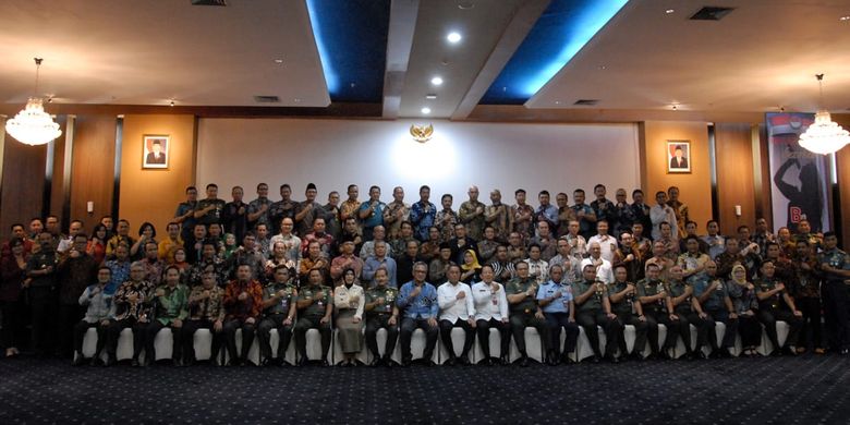 Menteri Pertahanan (Menhan) Ryamizard Ryacudu bersama jajarannya di Kementerian Pertahanan (Kemhan) berfoto dengan para pimpinan perguruan tinggi di Indonesia.