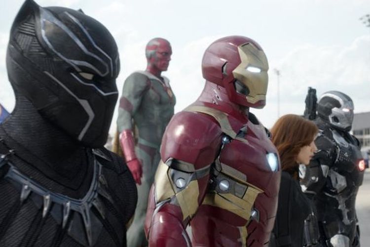 Black Panther (paling kiri) tampil perdana dalam film Captain America: Civil War pada 2016 lalu.