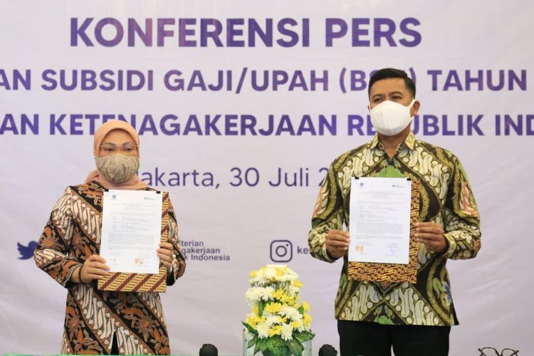 Menteri Ketenagakerjaan (Menaker) Ida Fauziyah dan Direktur Utama (Dirut) BPJS Ketenagakerjaan Anggoro Eko Cahyo dalam Konferensi Pers Bantuan Subsidi Gaji atau Upah (BSU) pada Jumat (30/7/2021).