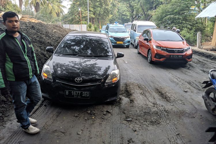 Mobil kandas di proyek peninggian jembatan di Jalan TMP Taruna Kota Tangerang, Senin (16/12/2019).