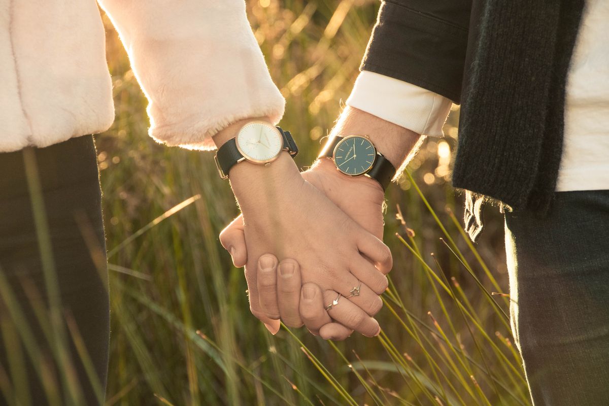 Ilustrasi pasangan sedang berpegangan tangan.