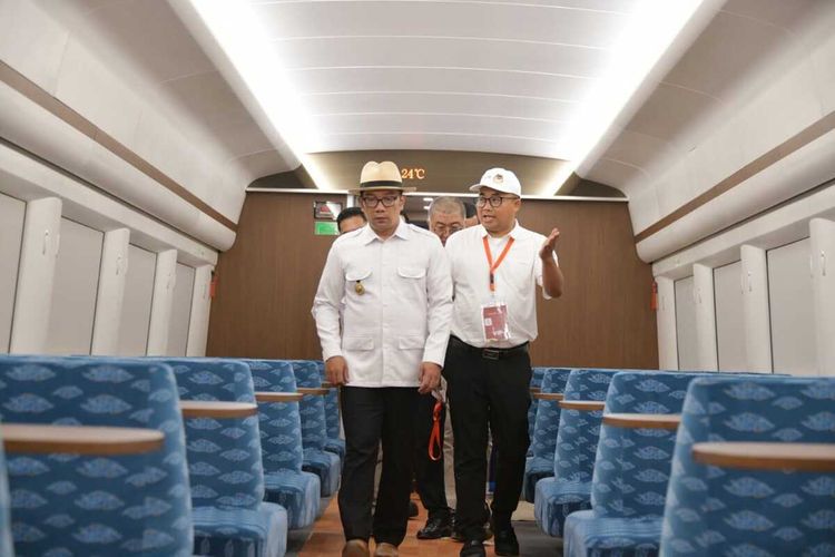 Gubernur Jawa Barat Ridwan Kamil saat pertama kali menjajal Kereta Cepat Jakarta-Bandung (KCJB) di Stasiun Tegalluar, Kabupaten Bandung, Rabu (16/11/2022) kemarin.