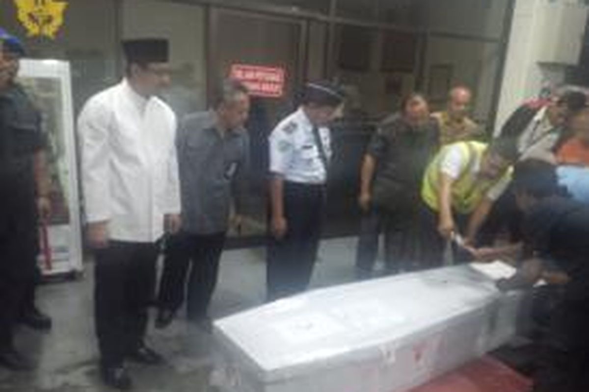 Jenazah Suryanti saat sampai di terminal cargo bandara internasional Juanda Surabaya.