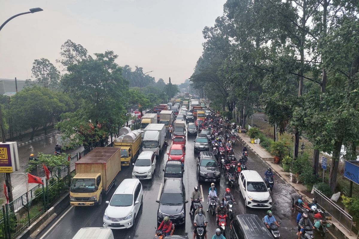 Suasana kemacetan yang terjadi di Jalan MH Thamrin, Kota Tangerang, Kamis (31/3/2022).