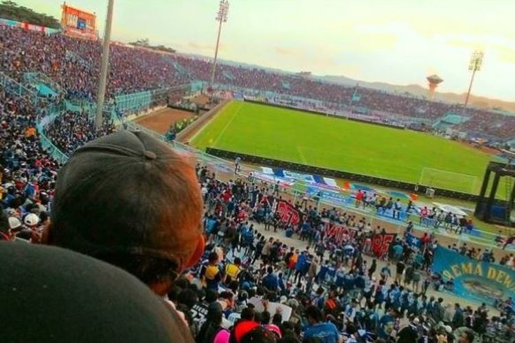 Unggahan Aremania pada laga Liga 1 Arema FC melawan Persib Bandung di Stadion Kanjuruhan, Malang, 12 Agustus 2017.