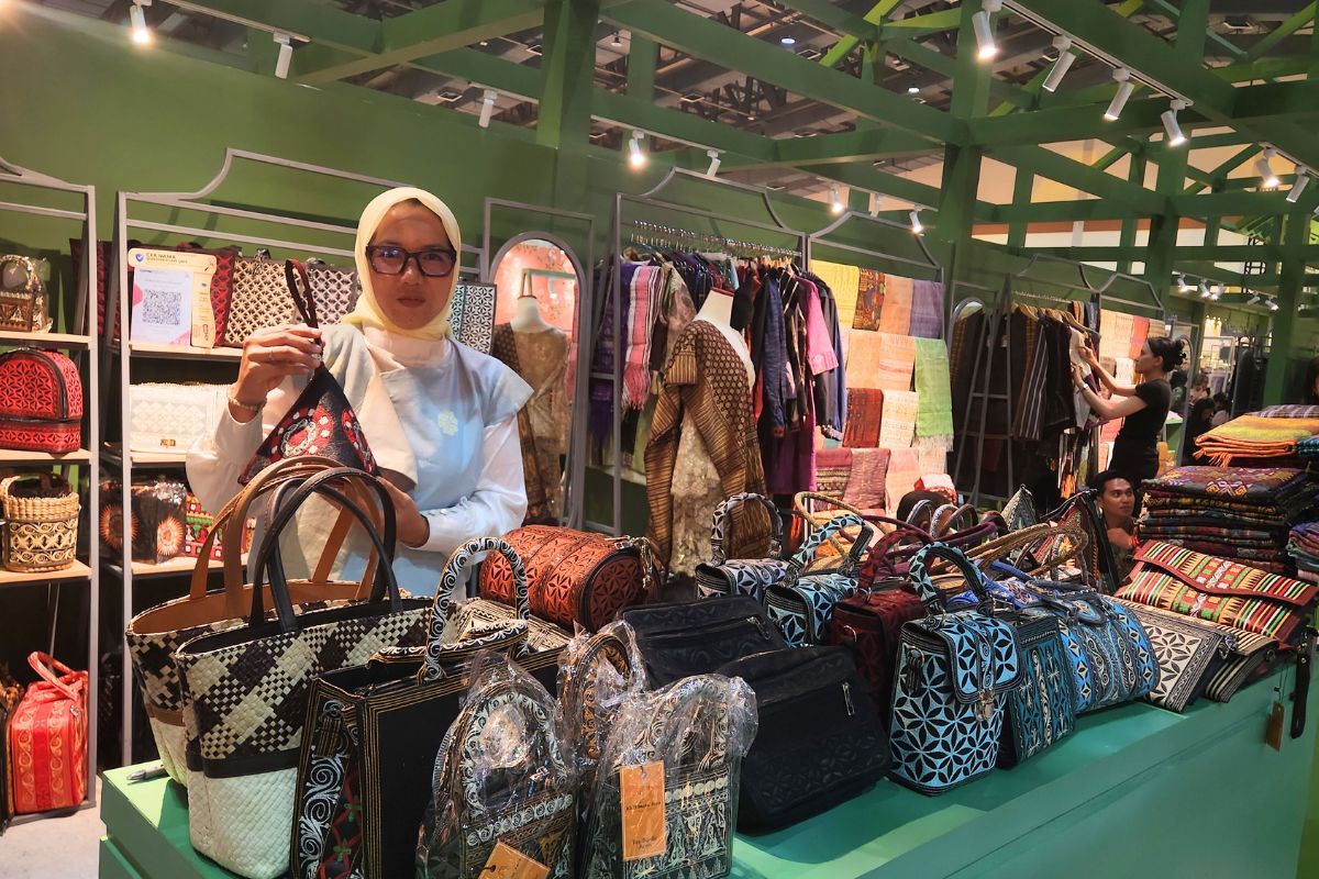 Dona, pemilik KUB Ingin Jaya, memperlihatkan tas kerucut sebagai produk andalan dan favorit yang selalu diminati pembeli.