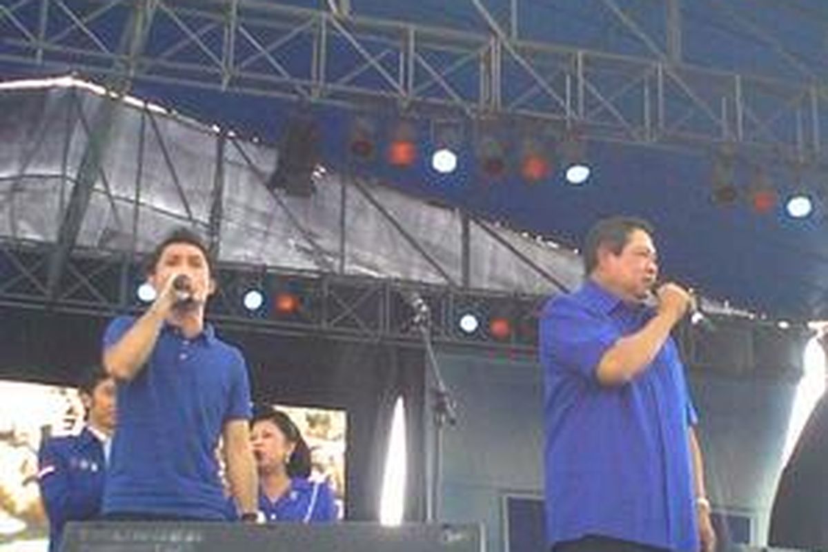 SBY duet bersama vokalis Andra and The Backbone, Deddy Lisan, dalam kampanye Partai Demokrat di Yogyakarta