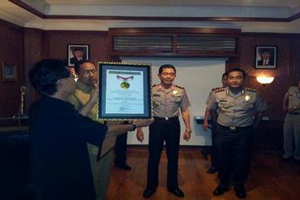 Kapolda Jabar Inspektur Jenderal Putut Eko Bayuseno (tengah) yang sebentar lagi akan menempati pos baru sebagai Kepala Polda Metro Jaya.