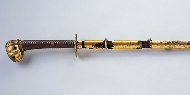 Pedang kaisar Jepang di zaman Meiji serta benda lainnya yang berhubungan dengan Kuil Kashihara Jingu, kota Nara, Jepang.

